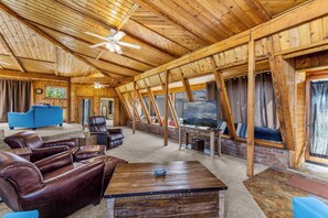 Comfortable living room with room for everyone