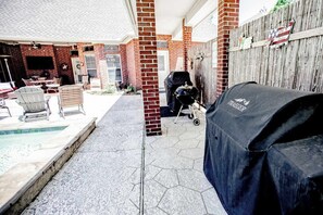 The 3 outdoor grills are fully available for your use.