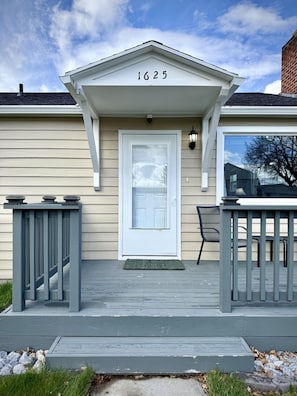 Charming entry with a nice front deck