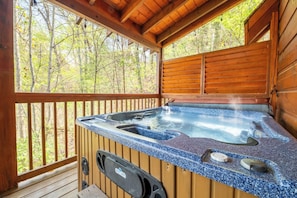 Roudy's Roost's bubbling hot tub