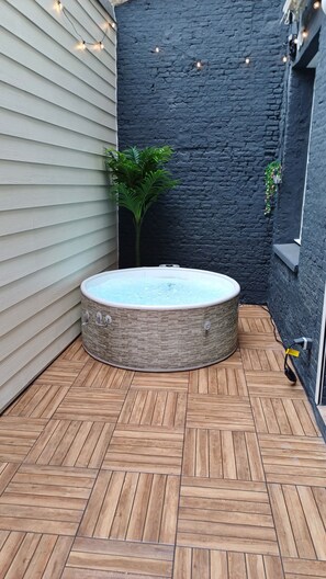 Indoor spa tub