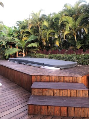 Outdoor spa tub