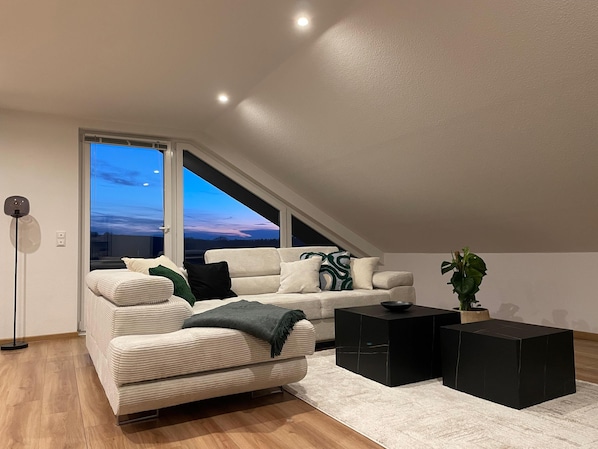 Gemütliches Wohnzimmer mit Aussicht