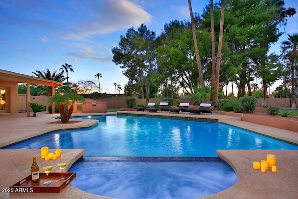 Sparkling pool and spa, please note only the spa can be heated
