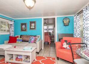 Cute cottage, brite and funky w/Hot Tub! 21yr and up. +420 friendly=No TOBACCO!