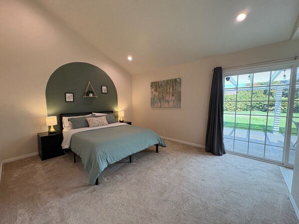 Our spacious primary suite features private access to the backyard and outdoor patio, creating your own serene escape! 🌿✨🛏️