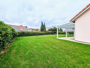 A spacious backyard, perfect for lawn games, outdoor fun, and relaxing under the California sun! ☀️🌿🏡