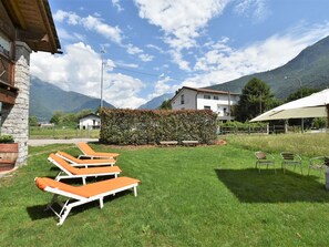 Flooring, Interior Design, Fussboden, Wohnung, Balkon, Decke, Eigentumswohnung, Stuhl, Schatten, Veranda