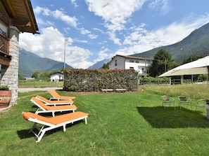 Flooring, Interior Design, Fussboden, Wohnung, Balkon, Decke, Eigentumswohnung, Stuhl, Schatten, Veranda
