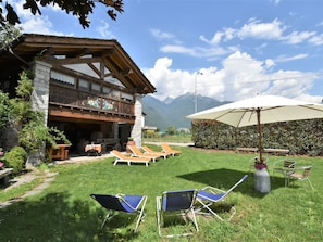 Wolke, Pflanze, Himmel, Eigentum, Gebäude, Möbel, Schatten, Stuhl, Gartenmöbel, Grundstueck