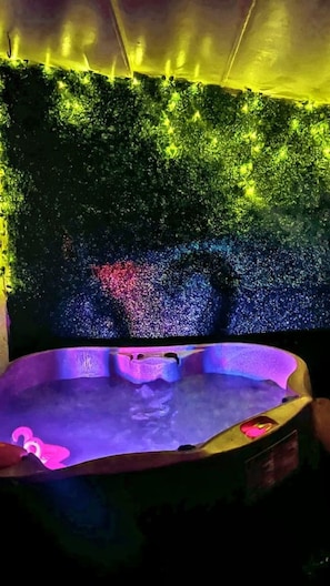 Indoor spa tub