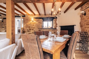 Ringers Cottage Sitting/Dining Room - StayCotswold