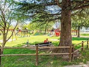 Öffentlicher Raum, Spielmittel, Spielplatz Rutsche, Park, Erholung, Rasen, Schatten, Garten, Freizeit, Spielplatz