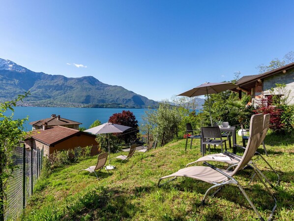 Pflanze, Wasser, Himmel, Berg, Azurblau, Natürliche Landschaft, Gebäude, Hochland, Grundstueck, Haus