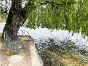 Wasser, Wasservorräte, Pflanze, Natürliche Landschaft, Holz, Kofferraum, Wasserlauf, See, Bank, Baum