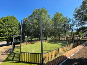 Himmel, Pflanze, Schatten, Baum, Grundstueck, Strassenlicht, Gras, Freizeit, Öffentlicher Raum, Gehölz