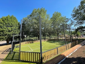 Himmel, Pflanze, Schatten, Baum, Grundstueck, Strassenlicht, Gras, Freizeit, Öffentlicher Raum, Gehölz