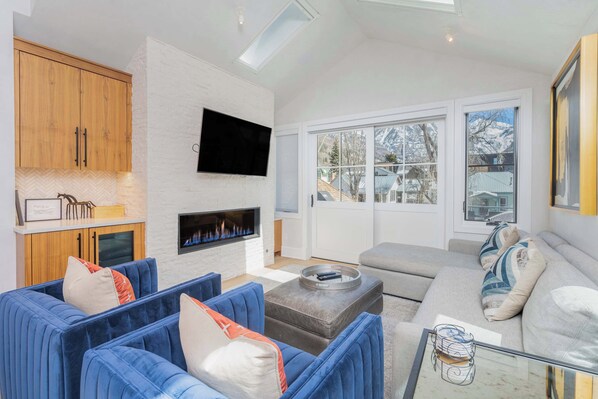 Living room: Upper floor, gas fireplace, Radiant heating and A/C (split-type ductless system), Smart TV
