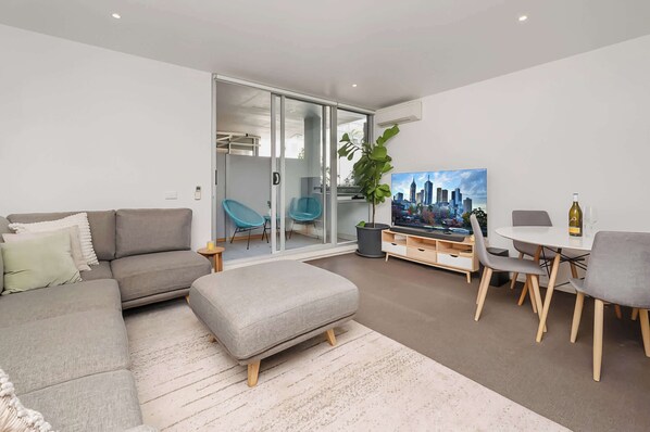 Open plan living dining room with sliding doors onto private balcony all within walking distance to great restaurants and cafes