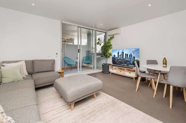 Open plan living dining room with sliding doors onto private balcony all within walking distance to great restaurants and cafes