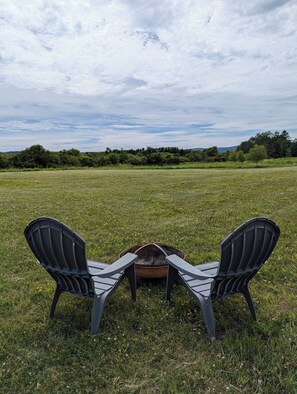 Open sky and expansive lawns give you the peace and quiet you deserve!  The night sky display can't be beat! 