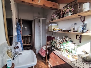 Meubles, Bois, Design Intérieur, Pièce, Rayonnage, Sol, Étagère, Tache De Bois, Plafond, Chaise