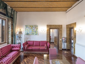 Meubles, Design Intérieur, Sol, Sol, Mur, Canapé, Bois, Plafond, Pièce, Salon