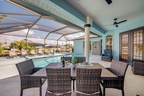 Spacious lanai, outdoor dining