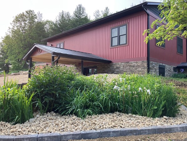 New construction with 4 King suites, beautiful flower beds, awesome views 