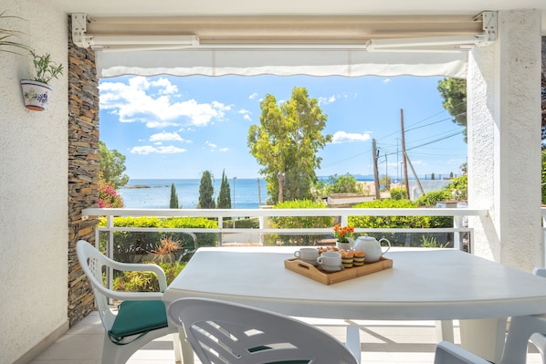 Terrasse und Aussicht (1)