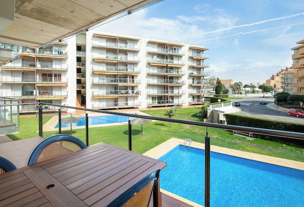 Terrace and views (1)