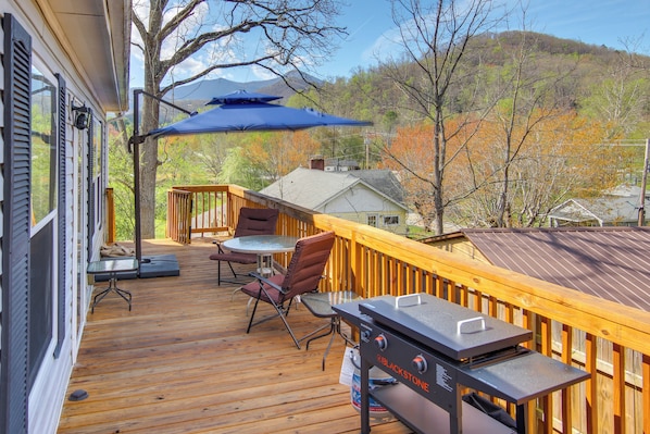Candler Vacation Rental | 2BR | 2BA | 4 Steps to Enter | Blackstone Gas Griddle