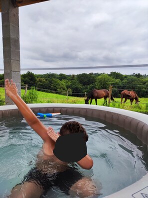 Outdoor spa tub
