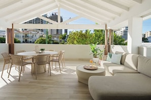 Step outside to your private balcony, set for alfresco dining or happy hour—engulfed by sea breezes.