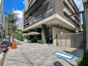 Vista frontal de la propiedad