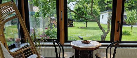 Wintergarten mit Blick in den grünen Garten