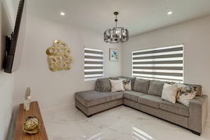 Living Room | Queen Sleeper Sofa | Free WiFi | Smart TV