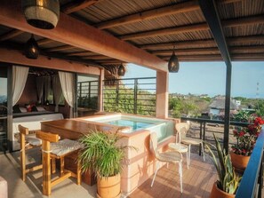 Outdoor spa tub