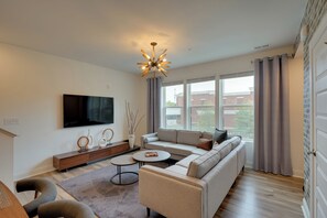 Living Room | Smart TV | Central Air Conditioning | 1st Floor