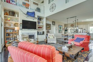 Living Room | Fireplace | Free WiFi