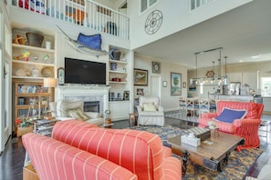 Living Room | Fireplace | Free WiFi