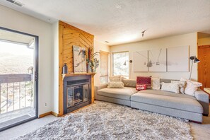 Living Area | Full Sleeper Sofa | Gas Fireplace | Smart TV w/ Cable