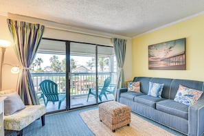 Living Room | Queen Sleeper Sofa | Smart TV | Board Games