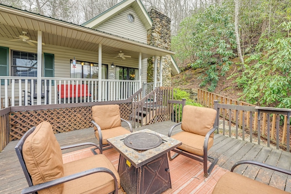 Almond Vacation Rental | 3BR | 2BA | 2,400 Sq Ft | Stairs Required