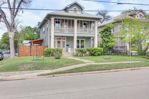 2-Story House | Self Check-In | Walk to the DoSeum