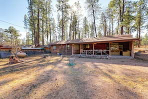Private Yard | Fire Pit | Dining Area