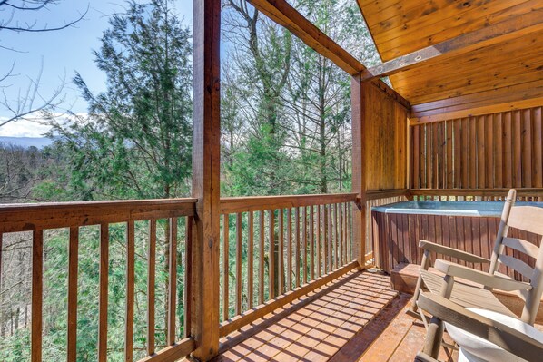 Gatlinburg Vacation Rental | 1BR | 2BA | 1,150 Sq Ft | Steps Required to Enter