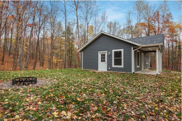 Beautiful, private setting with gorgeous colors in the autumn. Close to Hayward