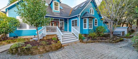 Spacious fenced back yard with patio/hot tub