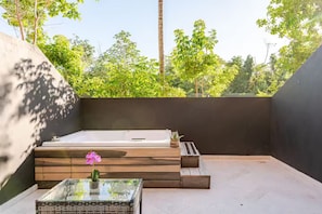 Outdoor spa tub